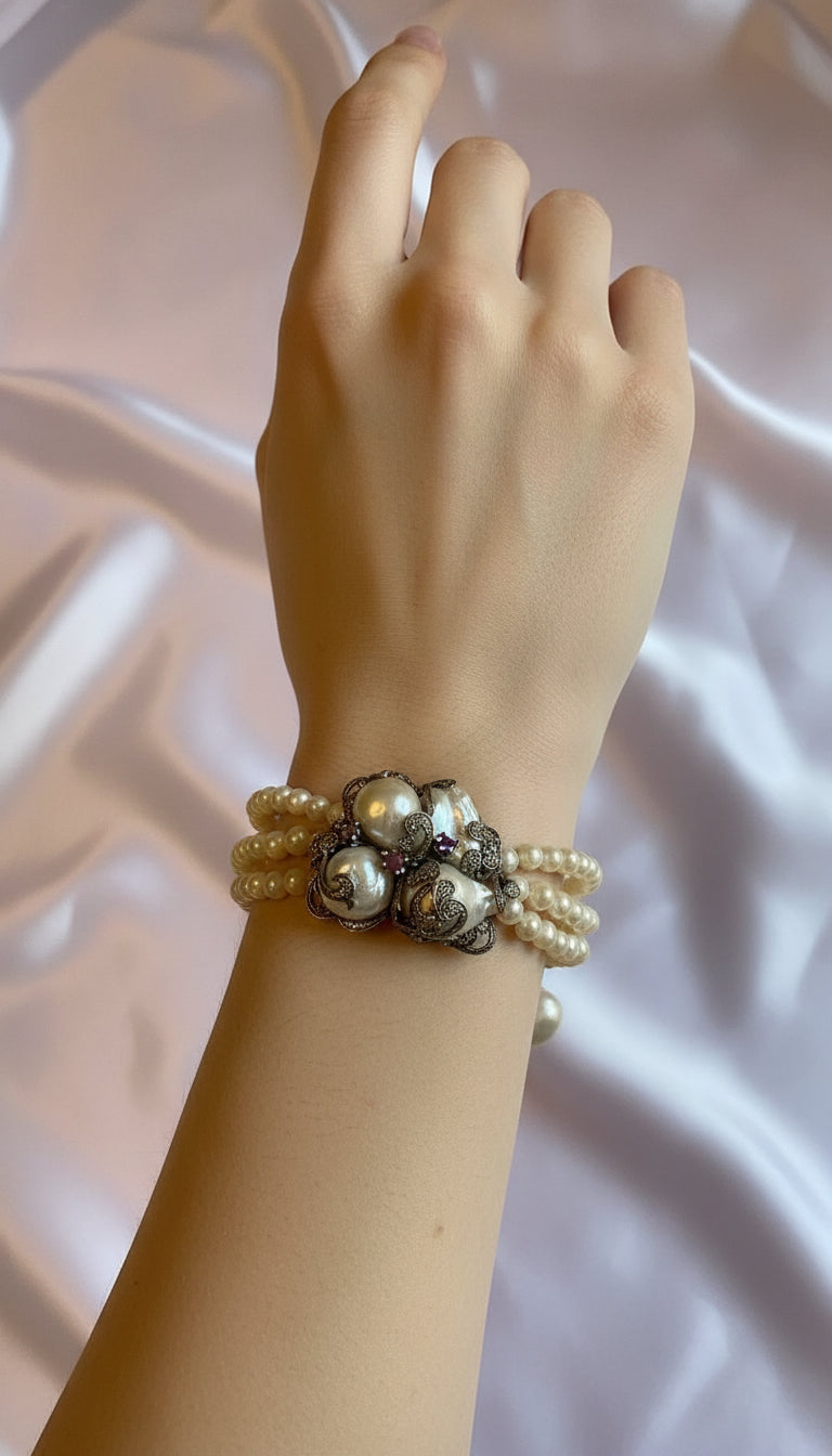 Pearl necklace with a decorative clasp