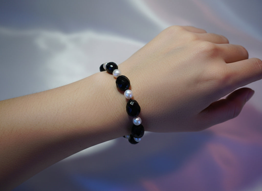 Onyx and pearl bracelet with black and white beads.