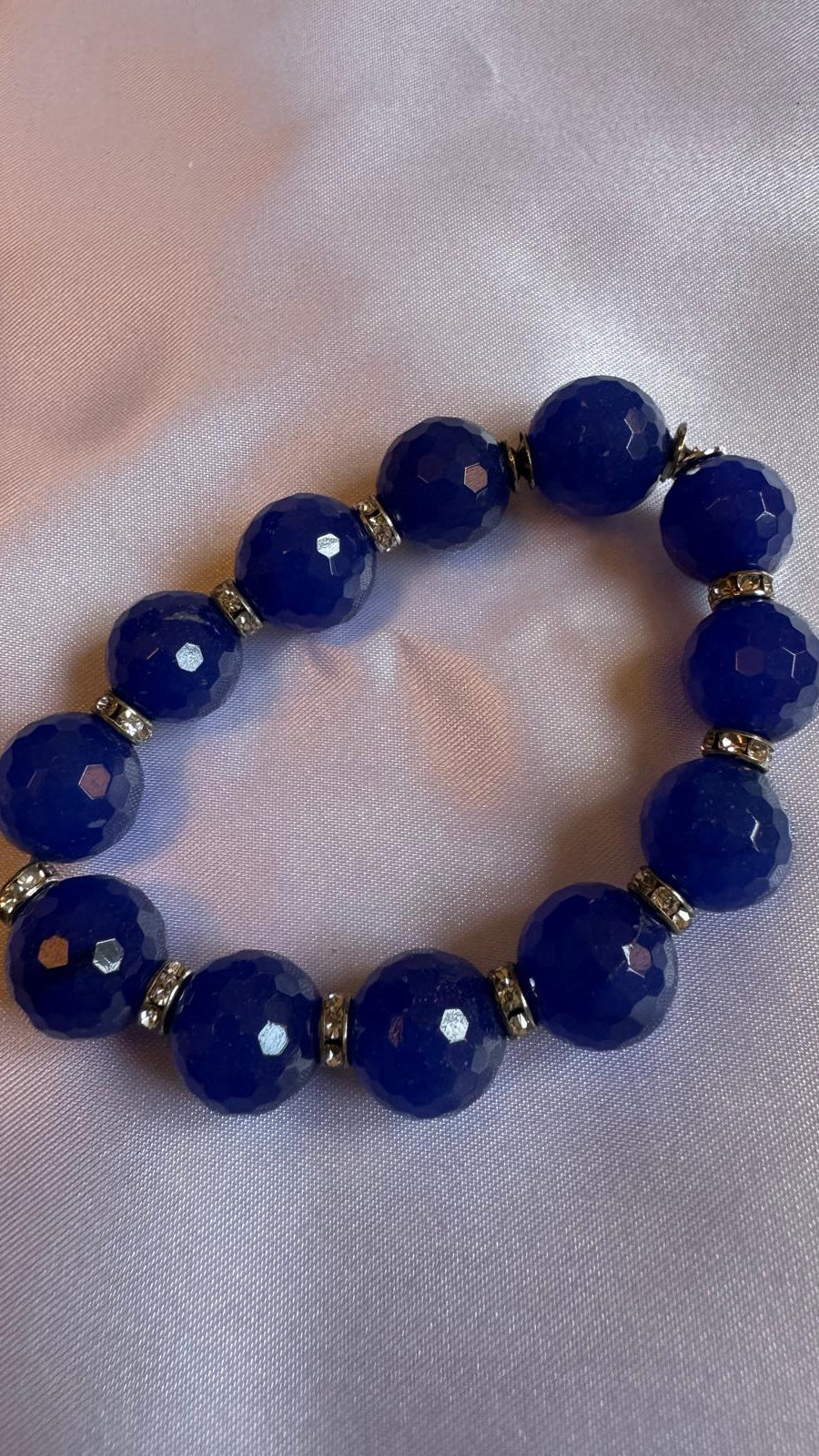 Bracelet élastique en agate bleue. Fait main. Fabriqué en Italie.