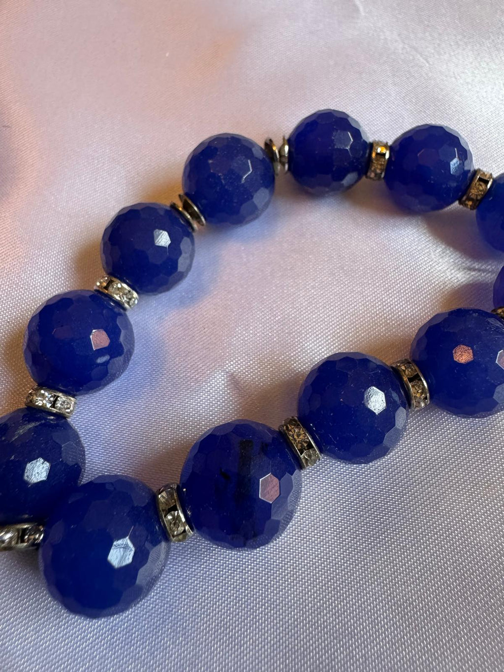 Bracelet élastique en agate bleue. Fait main. Fabriqué en Italie.