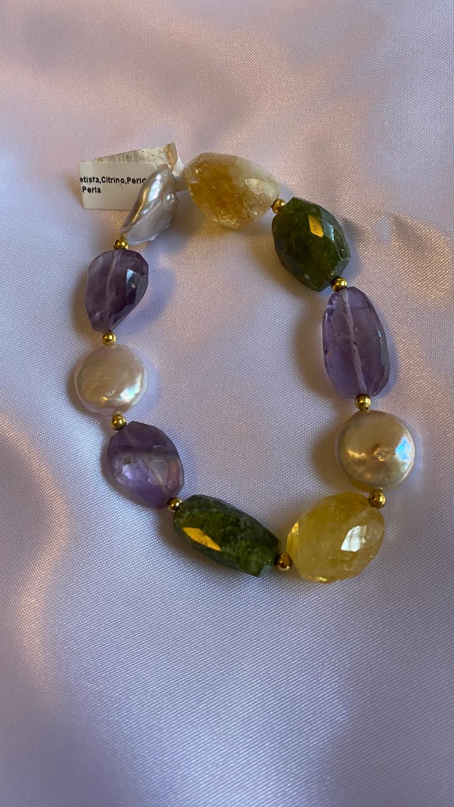Multicolored Elastic bracelet with Amethyst, Citrine Quartz and freshwater Pearls.