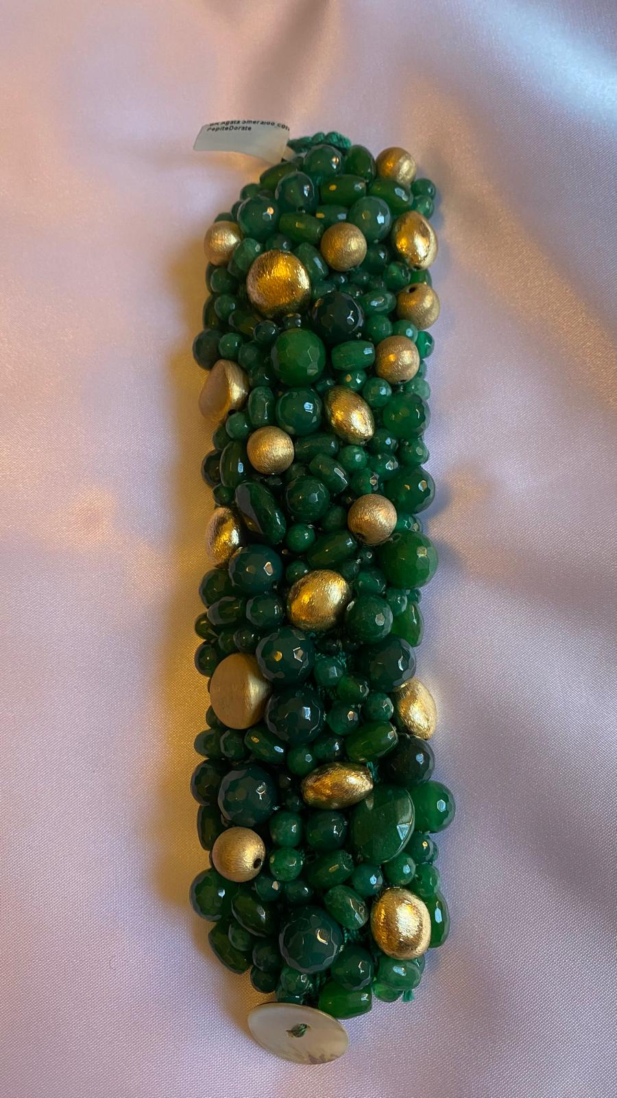 Bracciale verde con agata smeraldo, pepite d'oro e chiusura in madreperla.
