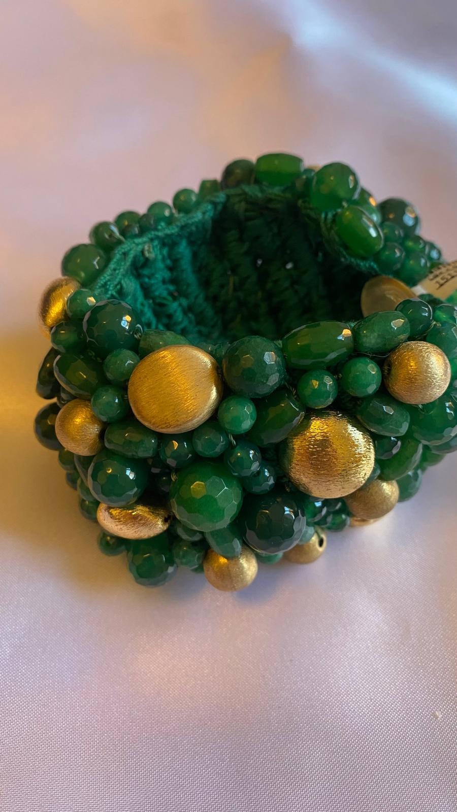 Bracciale verde con agata smeraldo, pepite d'oro e chiusura in madreperla.