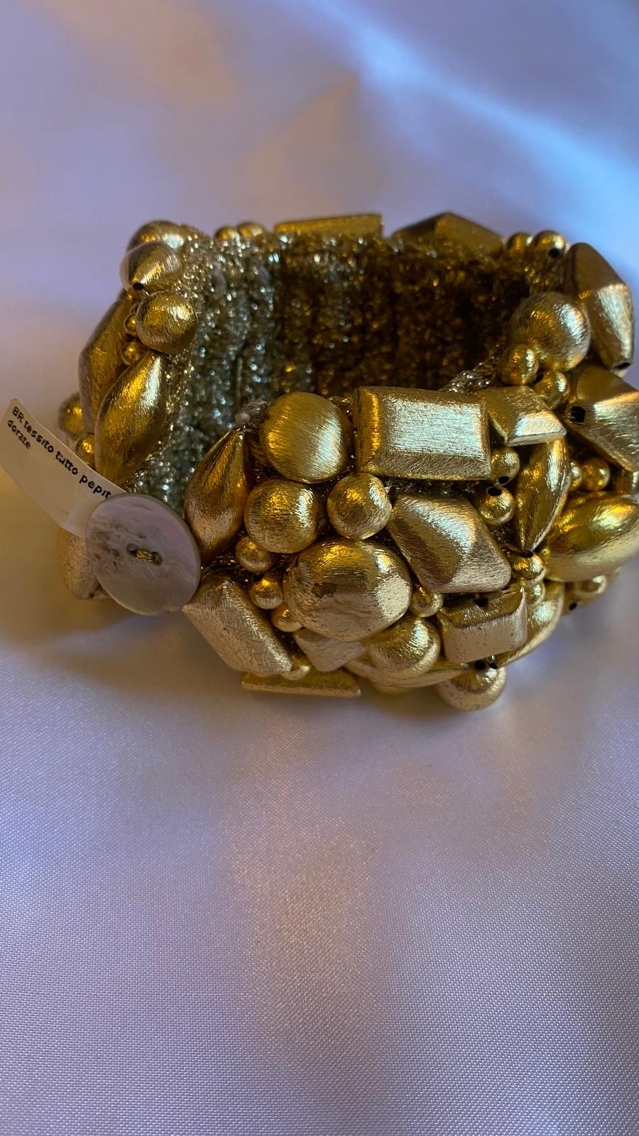 Bracciale con pepite d'oro e chiusura in madreperla.