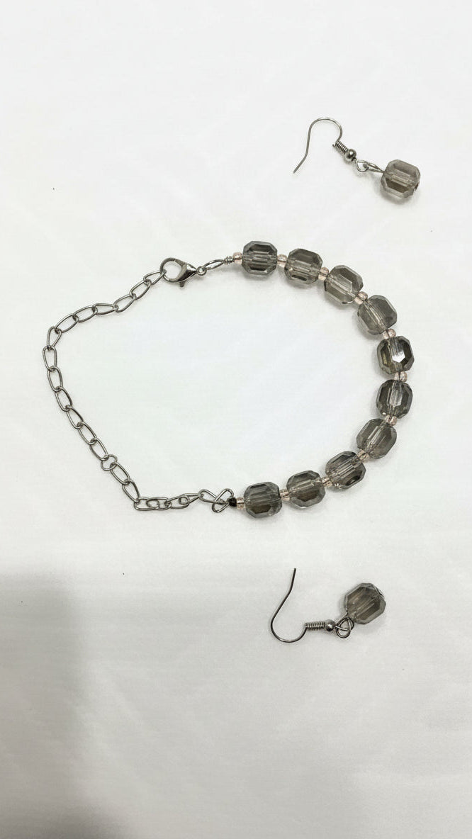 Bracelet et boucles d'oreilles en cristal de verre gris fumé perlé avec chaîne métallique argentée