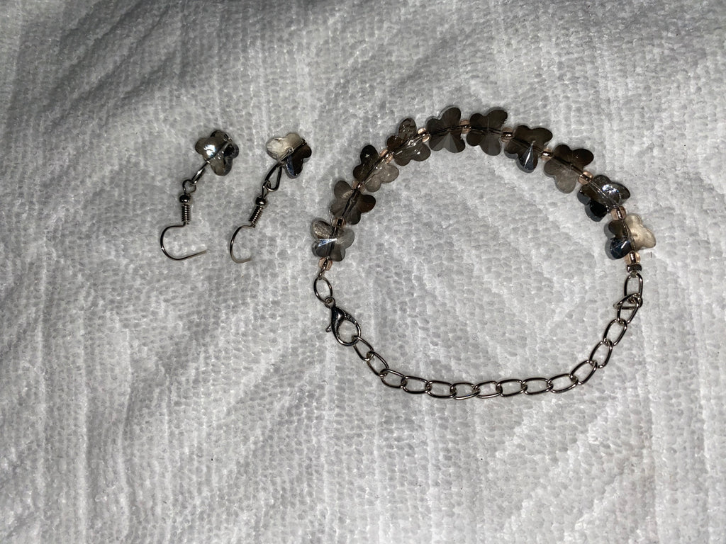 Bracelet à breloques papillon gris fumé avec finition argentée et boucles d'oreilles assorties