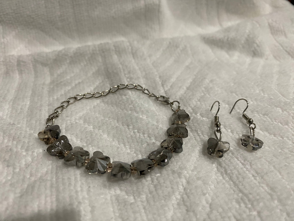 Bracelet à breloques papillon gris fumé avec finition argentée et boucles d'oreilles assorties