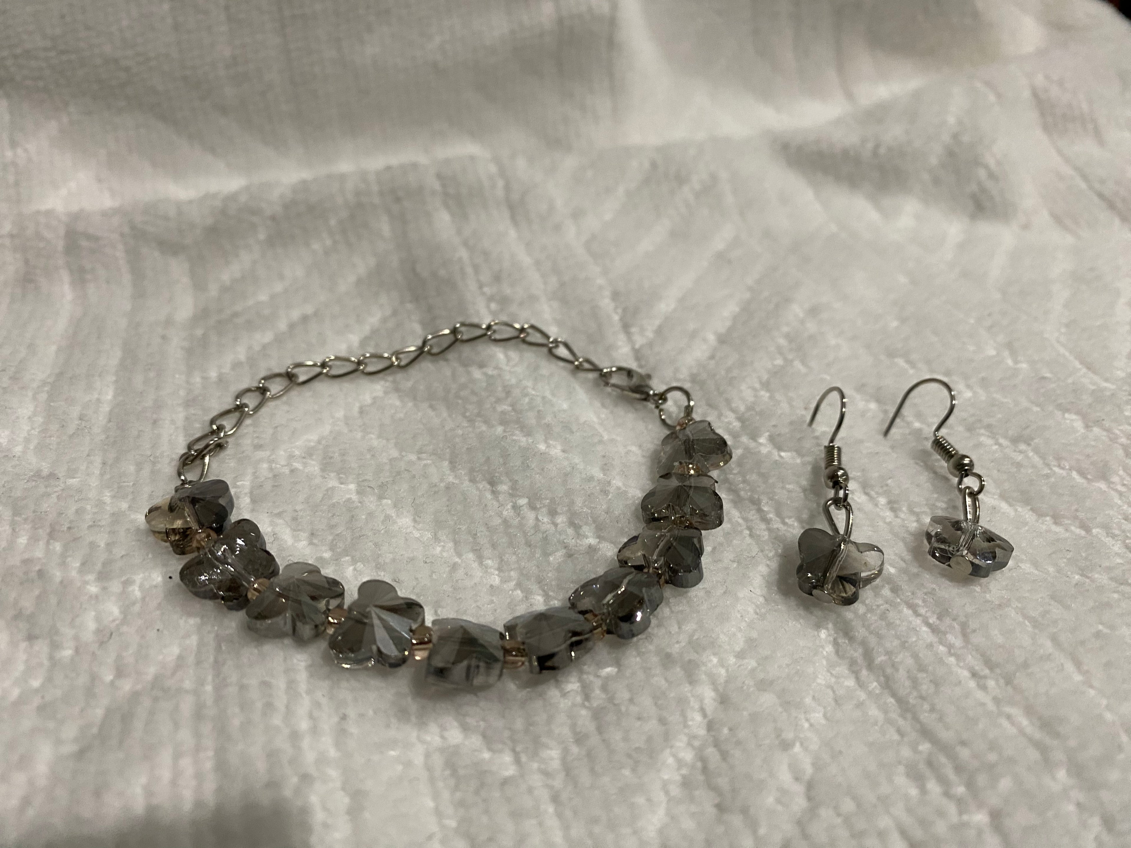 Bracelet à breloques papillon gris fumé avec finition argentée et boucles d'oreilles assorties