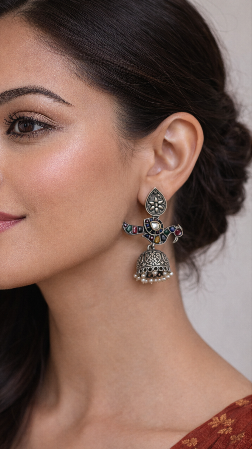 Boucles d'oreilles jhumka métalliques en mosaïque de pierre argentée oxydée, motif paon.