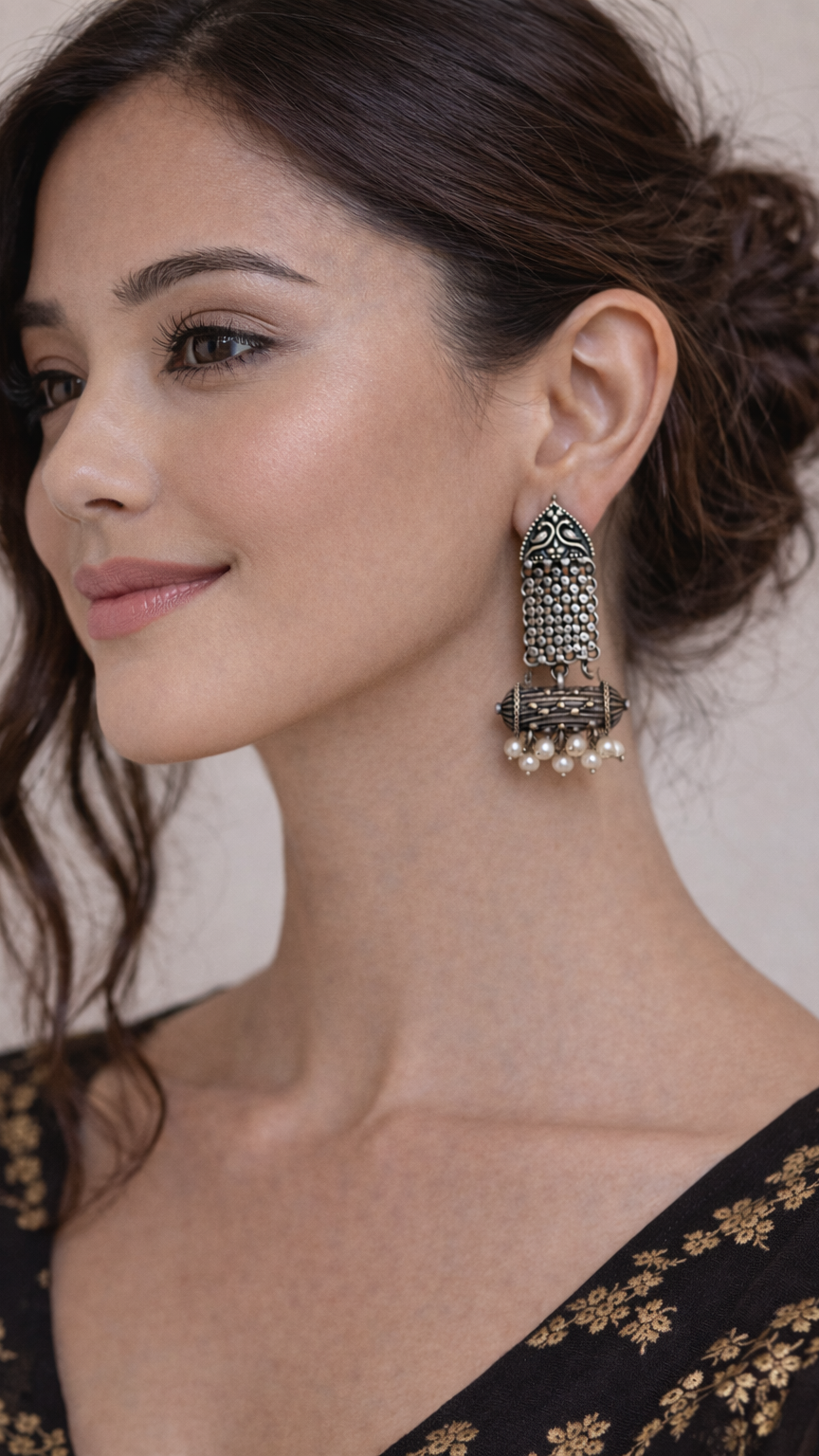 Boucles d'oreilles style antique en métal oxydé avec bordure en perle