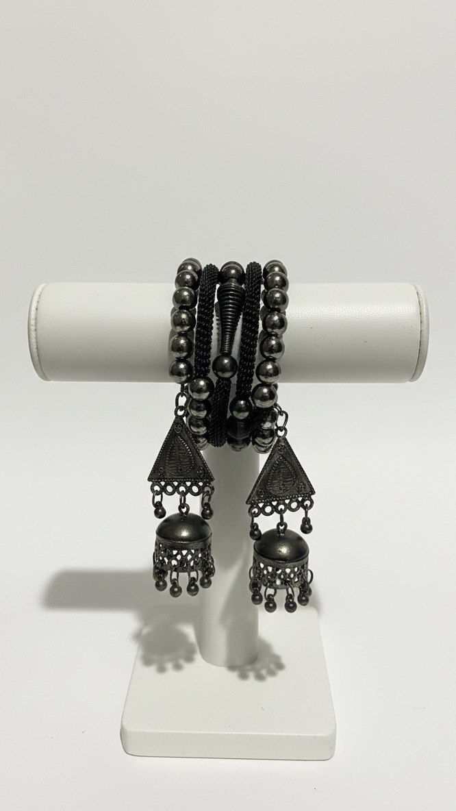 Bracelet en métal noir oxydé, perles et pendentifs floraux