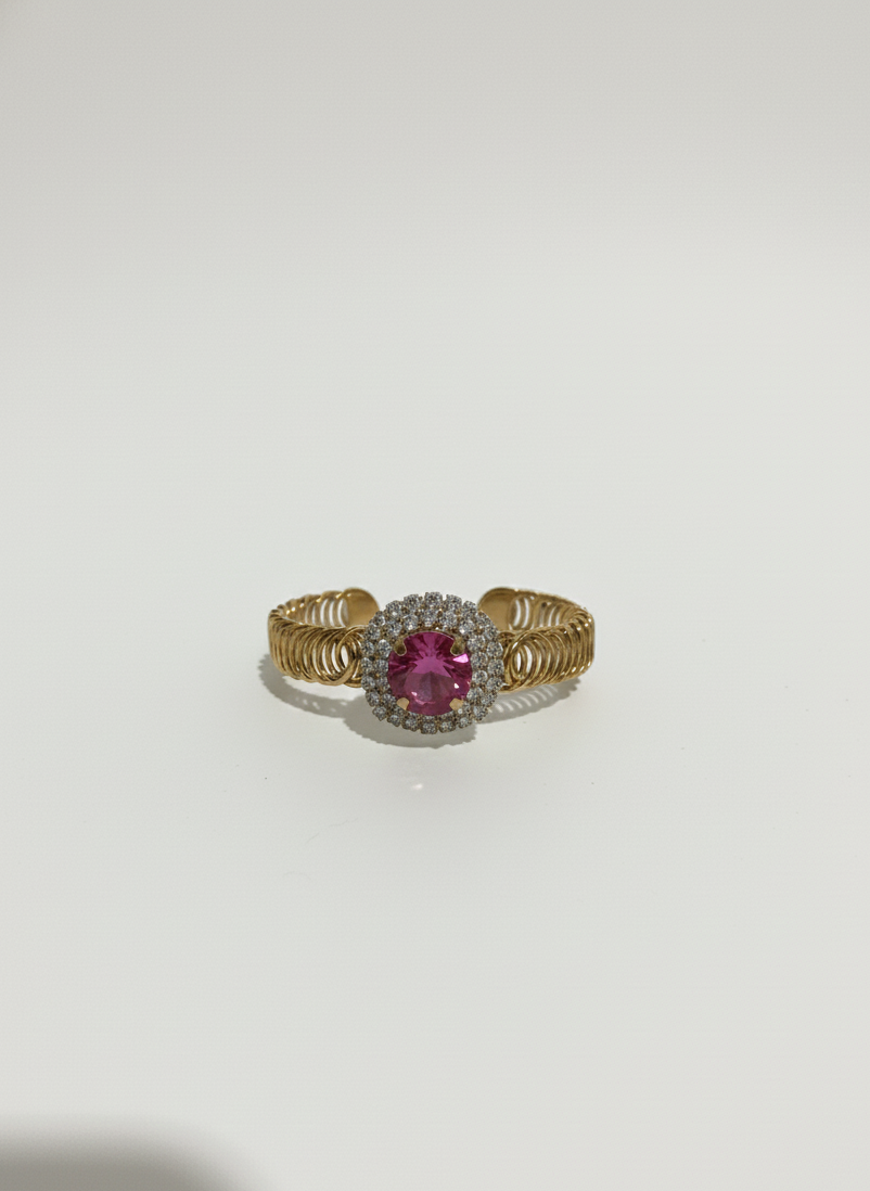 Bracelet orné d'une pierre centrale rose et de pierres blanches, avec bracelet en métal doré