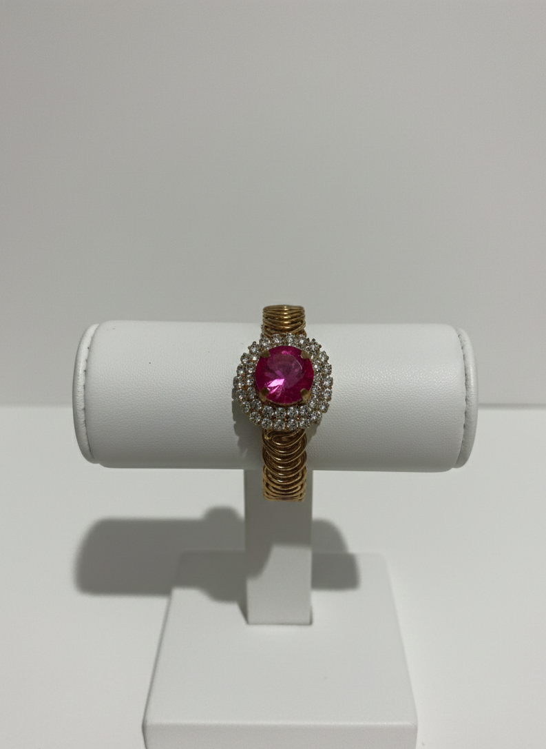 Bracelet orné d'une pierre centrale rose et de pierres blanches, avec bracelet en métal doré