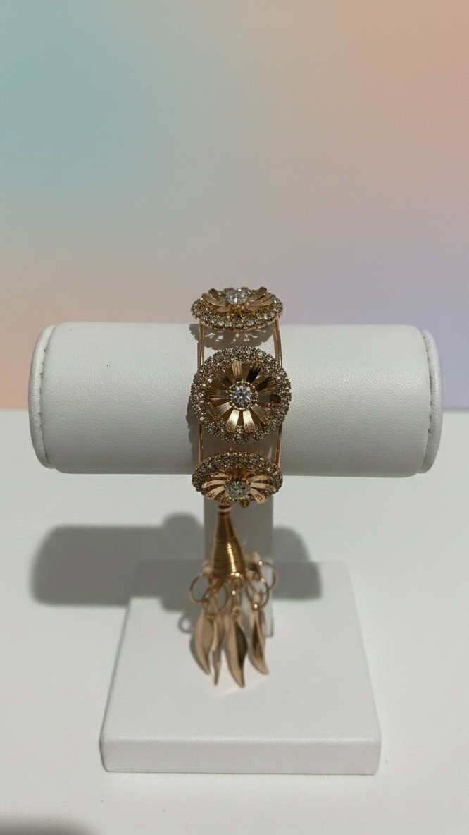 Bracelet en métal avec breloque florale dorée scintillante et pierre blanche