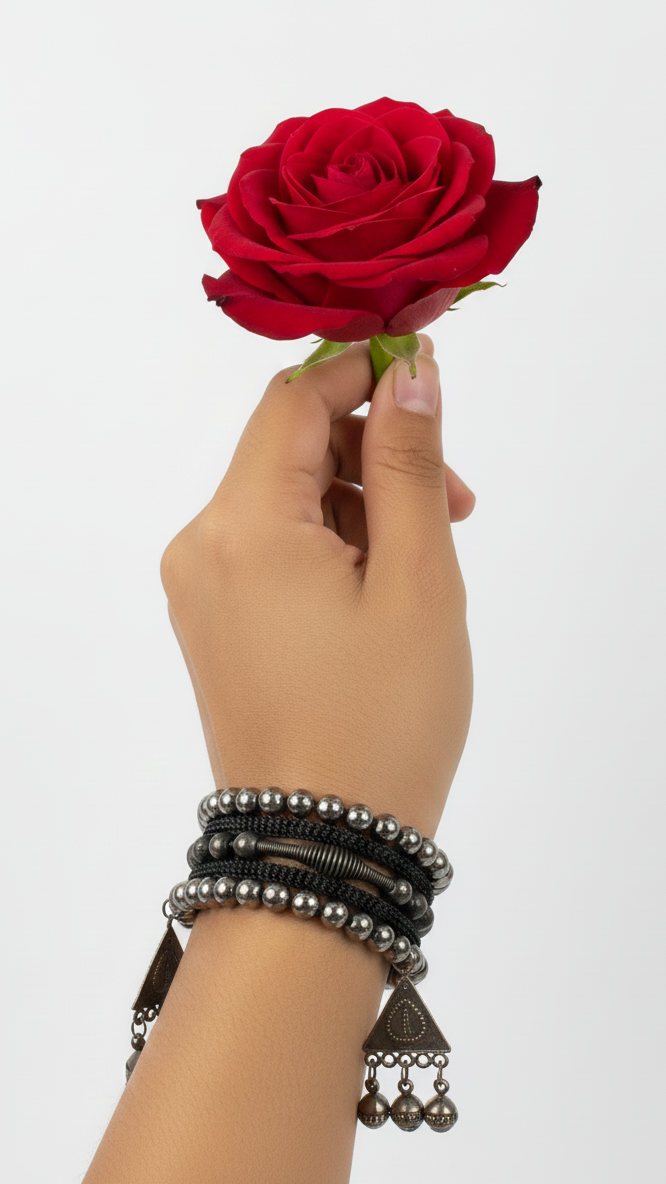 Bracelet en métal noir oxydé, perles et pendentifs floraux