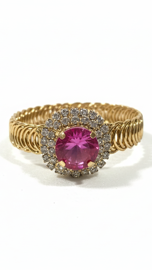 Bracelet orné d'une pierre centrale rose et de pierres blanches, avec bracelet en métal doré