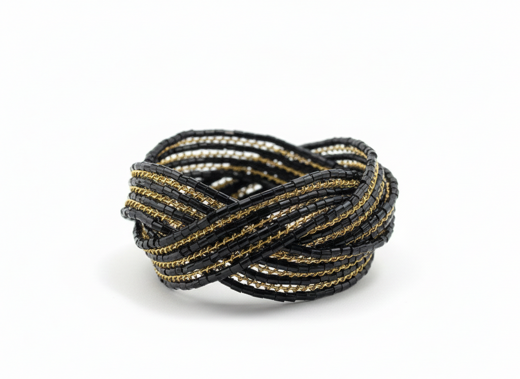 Bracelet manchette multi-rangs en perles noires et paillettes dorées