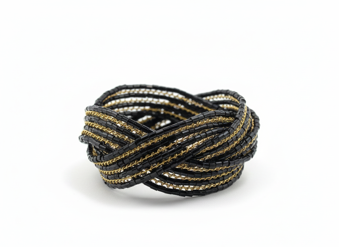 Bracelet manchette multi-rangs en perles noires et paillettes dorées