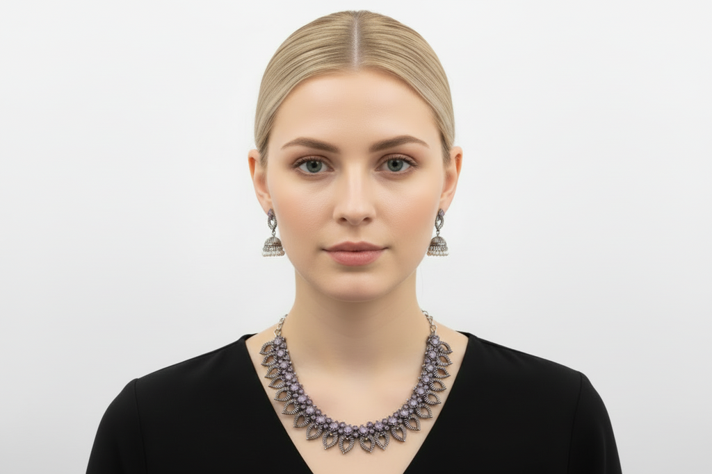 Collier en argent oxydé orné de pierres violettes douces