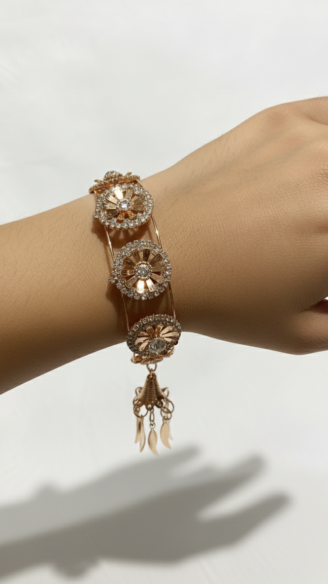 Bracelet en métal avec breloque florale dorée scintillante et pierre blanche