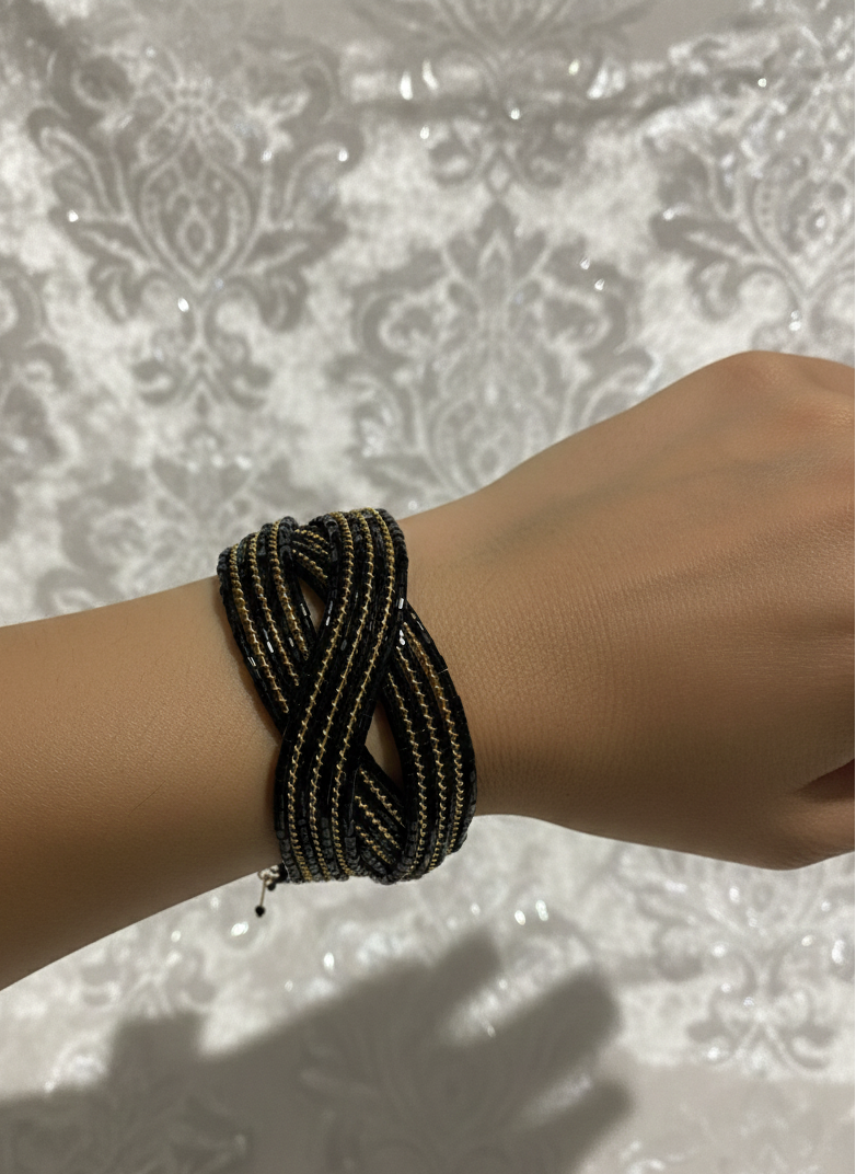 Bracelet manchette multi-rangs en perles noires et paillettes dorées