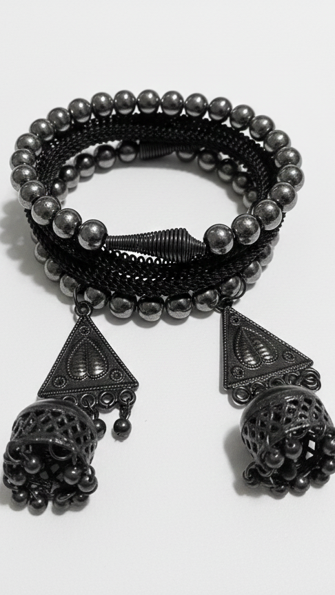 Bracelet en métal noir oxydé, perles et pendentifs floraux