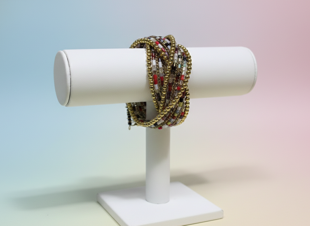 Bracelet en métal à plusieurs rangs avec breloque multicolore et pierre blanche