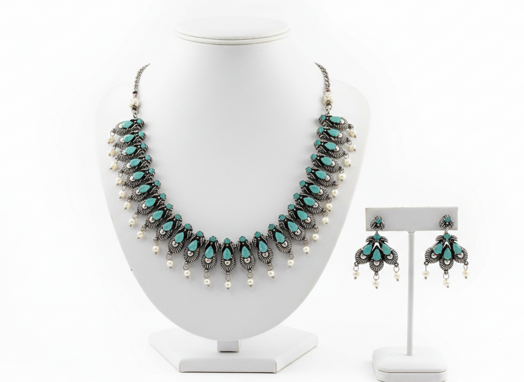 Collier traditionnel en métal oxydé orné de pierres turquoise pastel vert d'eau