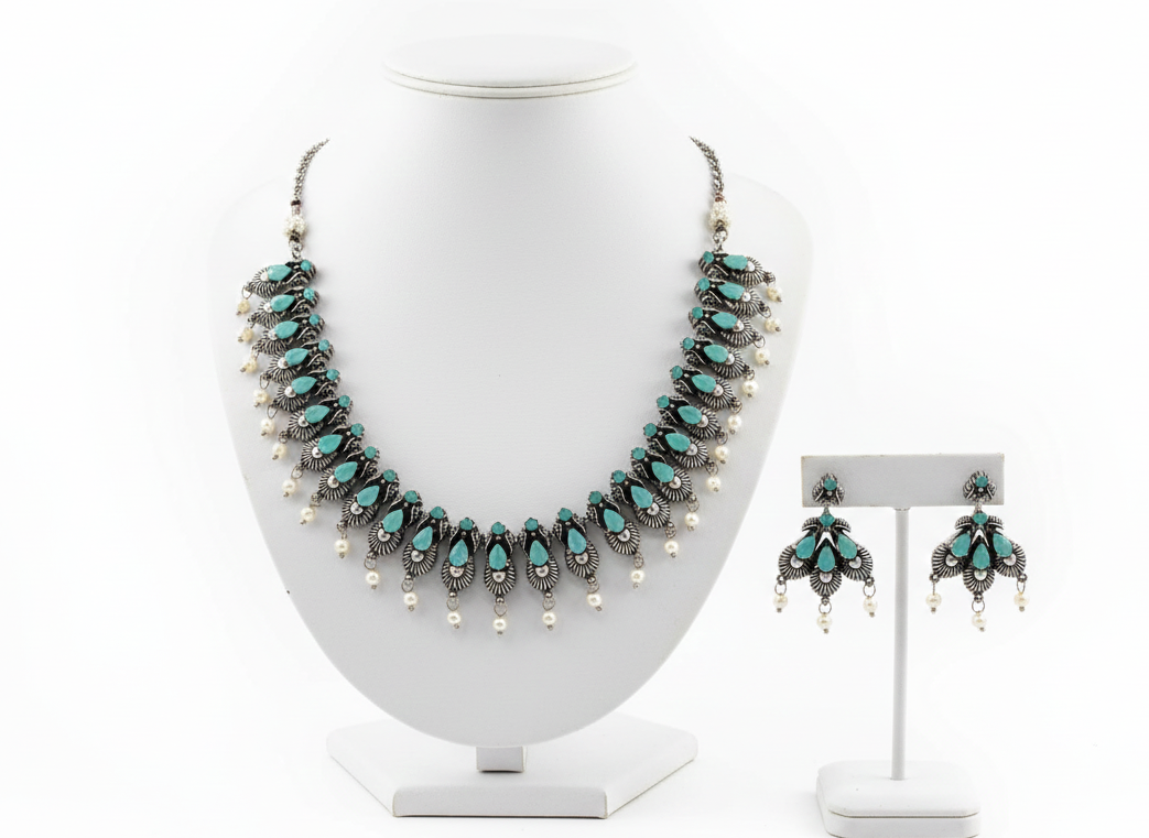 Collier traditionnel en métal oxydé orné de pierres turquoise pastel vert d'eau