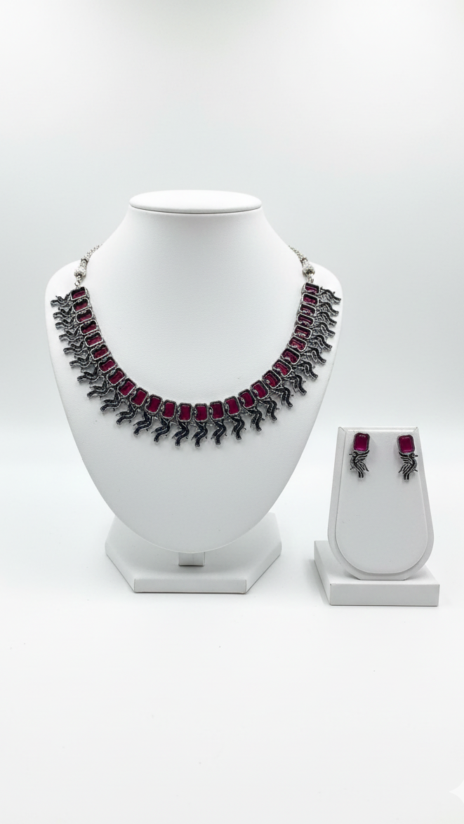 Collier rectangulaire en métal oxydé et pierres rouges