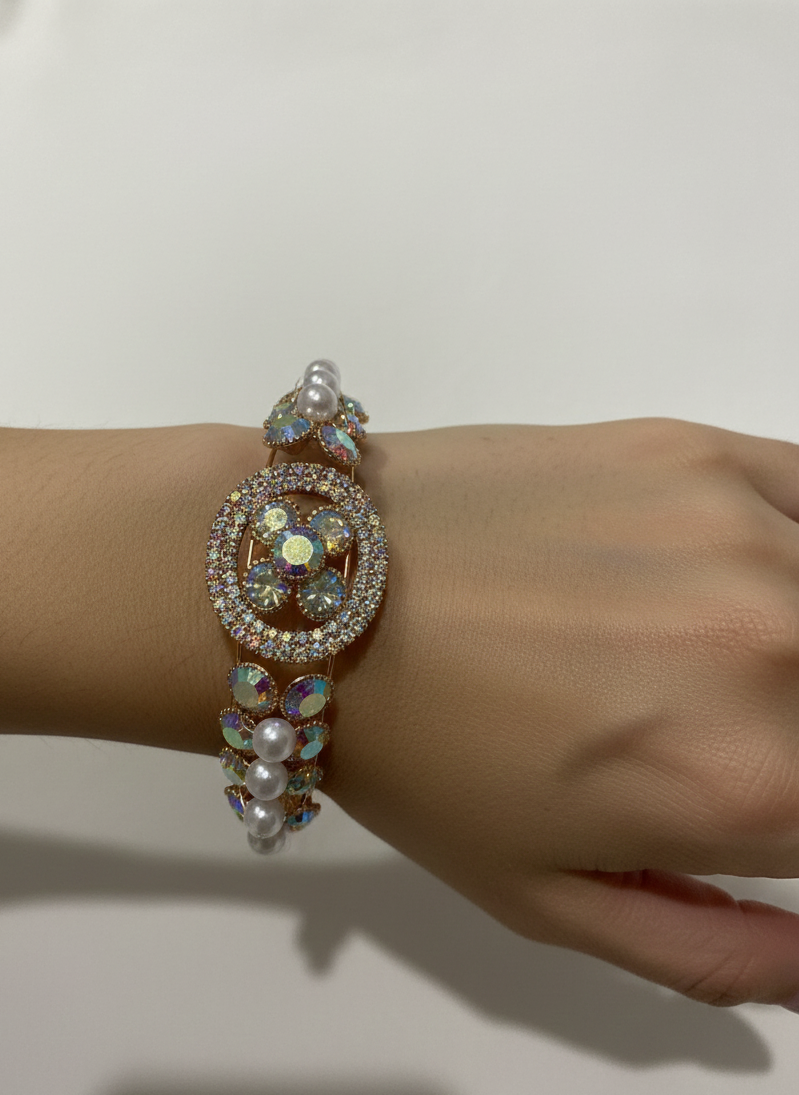 Bracelet rond à motif floral orné de pierres blanches, de perles blanches et d'un bracelet en cristal