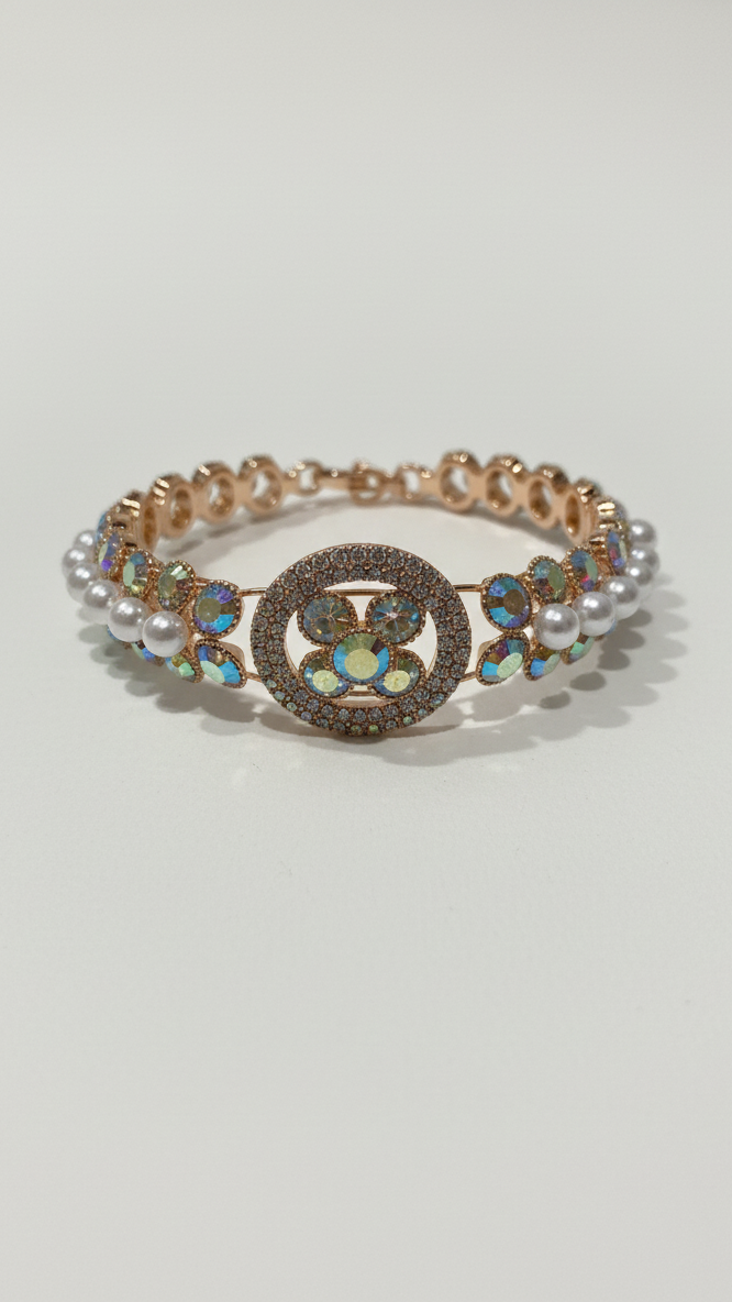 Bracelet rond à motif floral orné de pierres blanches, de perles blanches et d'un bracelet en cristal