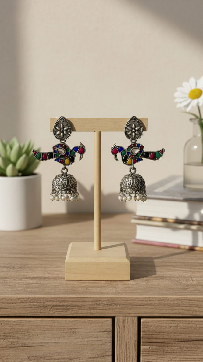 Boucles d'oreilles jhumka métalliques en mosaïque de pierre argentée oxydée, motif paon.