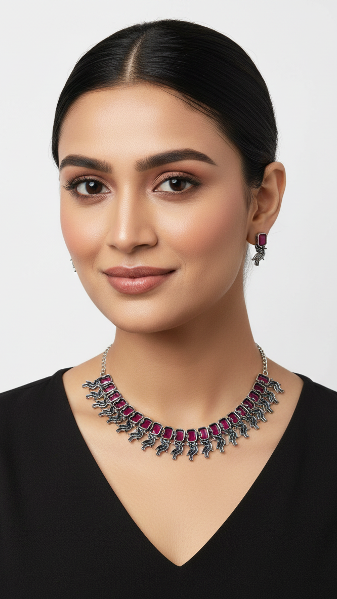 Collier rectangulaire en métal oxydé et pierres rouges