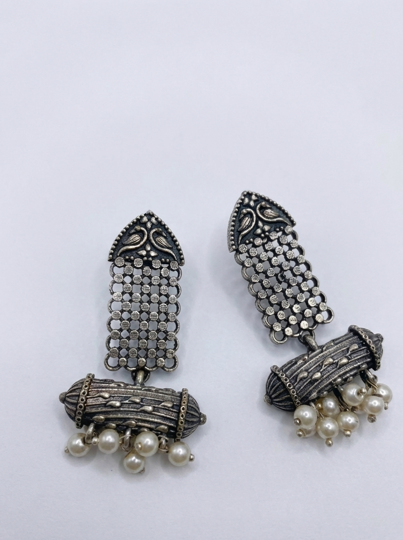Boucles d'oreilles style antique en métal oxydé avec bordure en perle