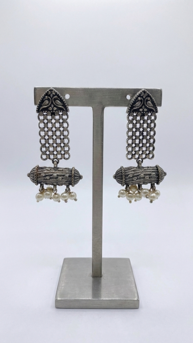 Boucles d'oreilles style antique en métal oxydé avec bordure en perle