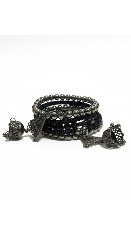 Bracelet en métal noir oxydé, perles et pendentifs floraux