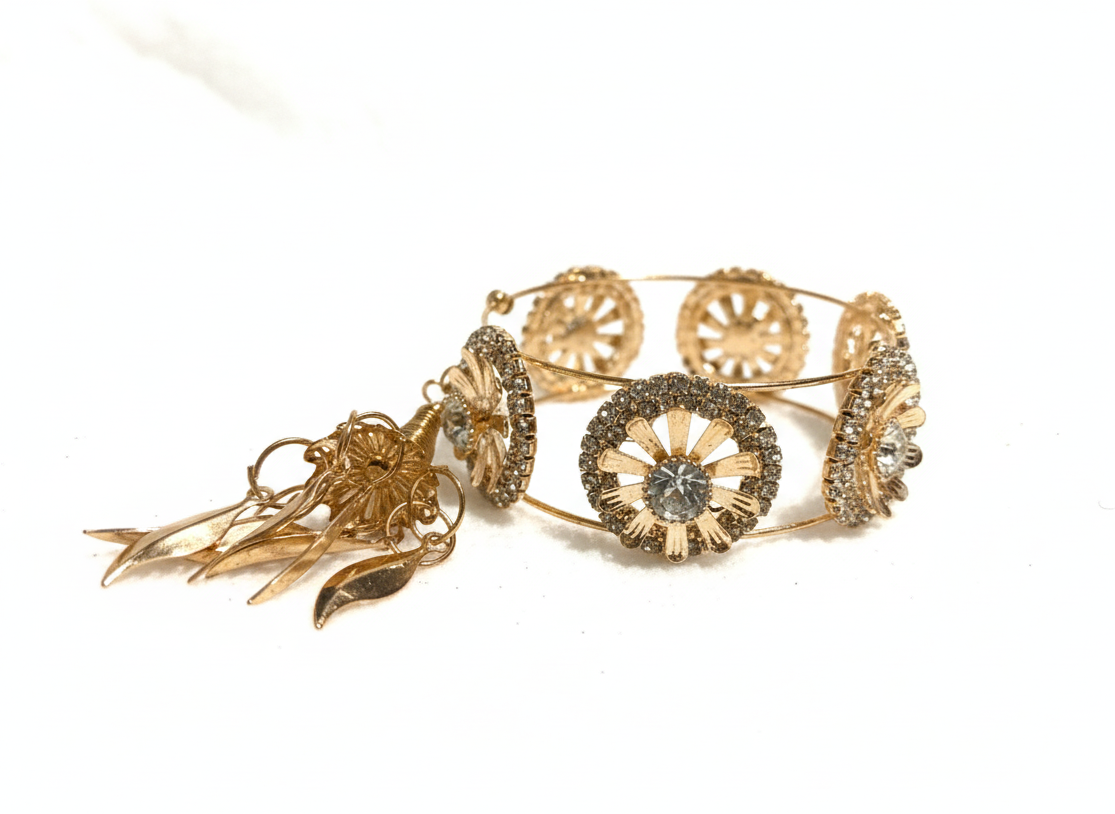 Bracelet en métal avec breloque florale dorée scintillante et pierre blanche