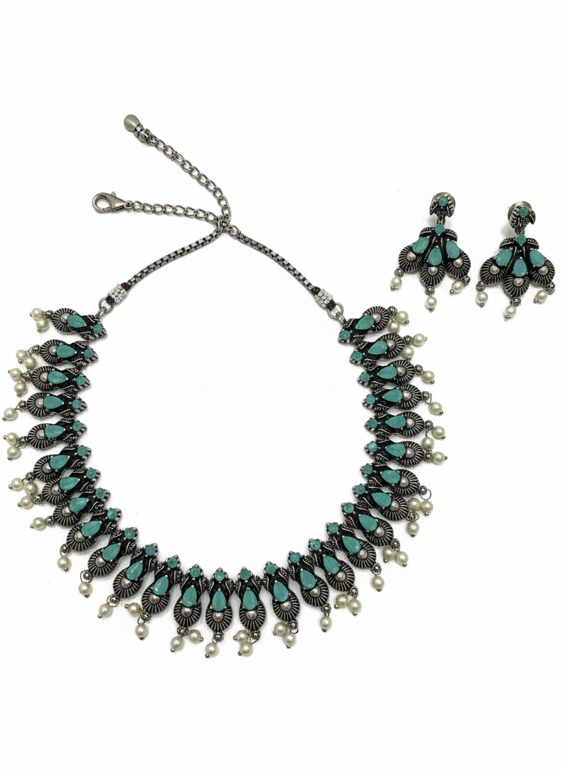 Collier traditionnel en métal oxydé orné de pierres turquoise pastel vert d'eau
