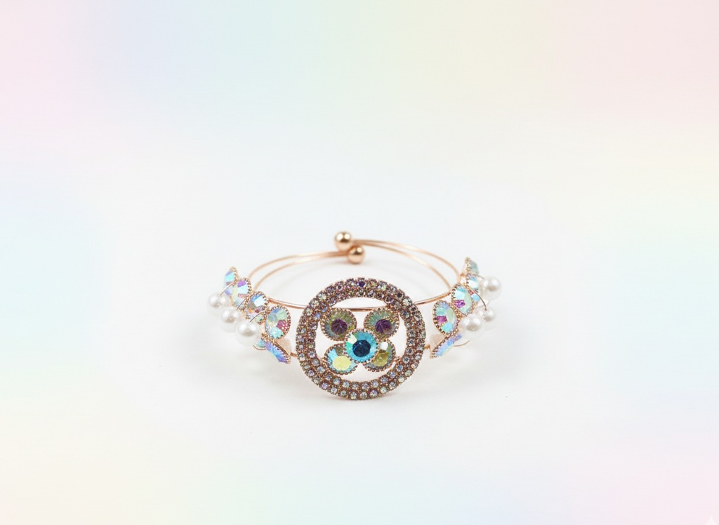 Bracelet rond à motif floral orné de pierres blanches, de perles blanches et d'un bracelet en cristal