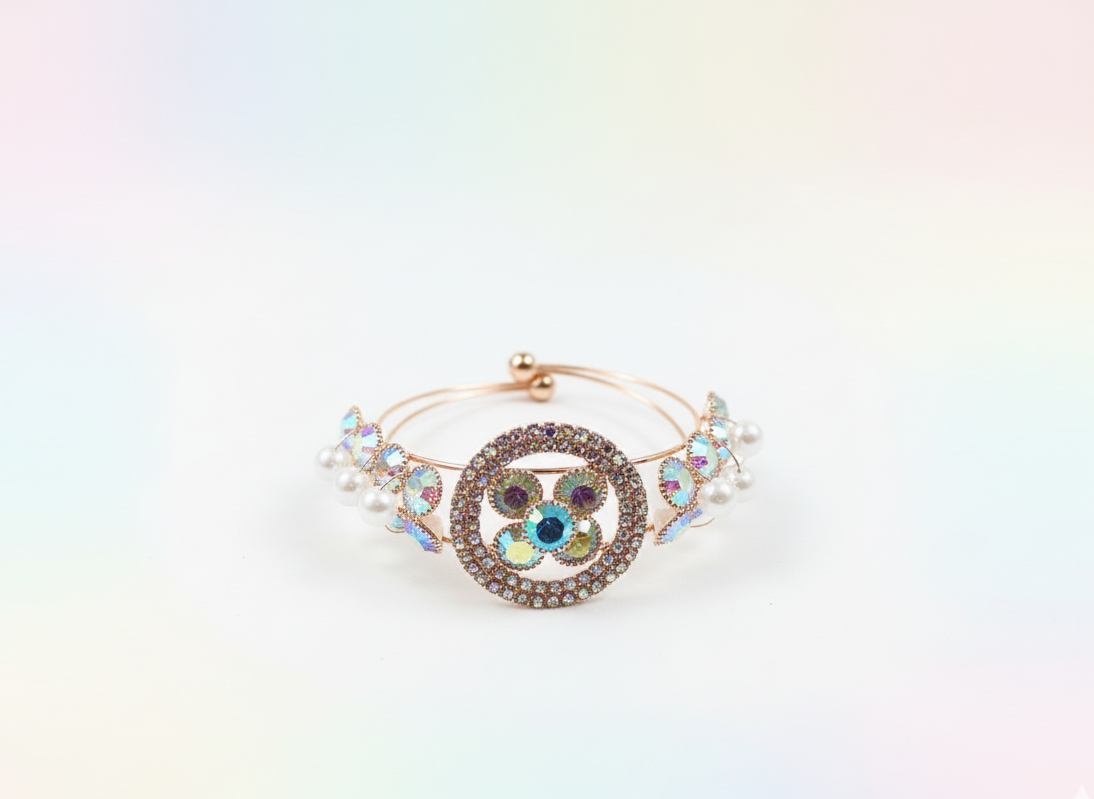 Bracelet rond à motif floral orné de pierres blanches, de perles blanches et d'un bracelet en cristal