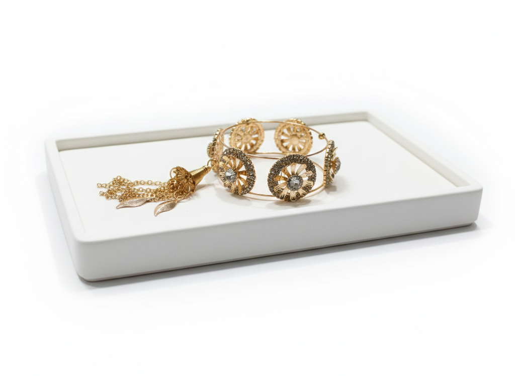 Bracelet en métal avec breloque florale dorée scintillante et pierre blanche