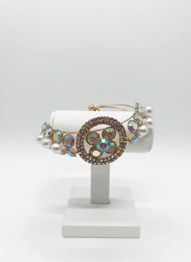 Bracelet rond à motif floral orné de pierres blanches, de perles blanches et d'un bracelet en cristal