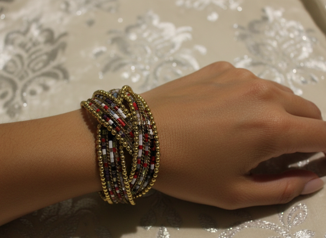 Bracelet en métal à plusieurs rangs avec breloque multicolore et pierre blanche