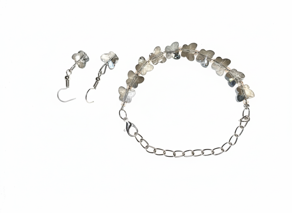 Bracelet à breloques papillon gris fumé avec finition argentée et boucles d'oreilles assorties