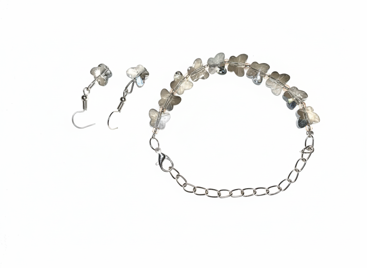 Bracelet à breloques papillon gris fumé avec finition argentée et boucles d'oreilles assorties
