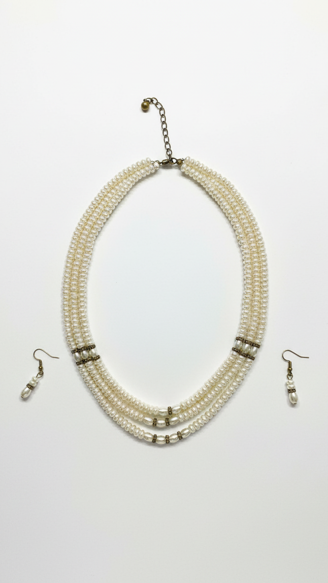 Collier classique à trois rangs de perles ivoire doux avec des accents blancs
