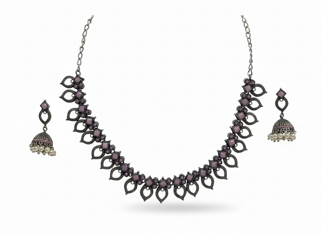 Collier en argent oxydé orné de pierres violettes douces