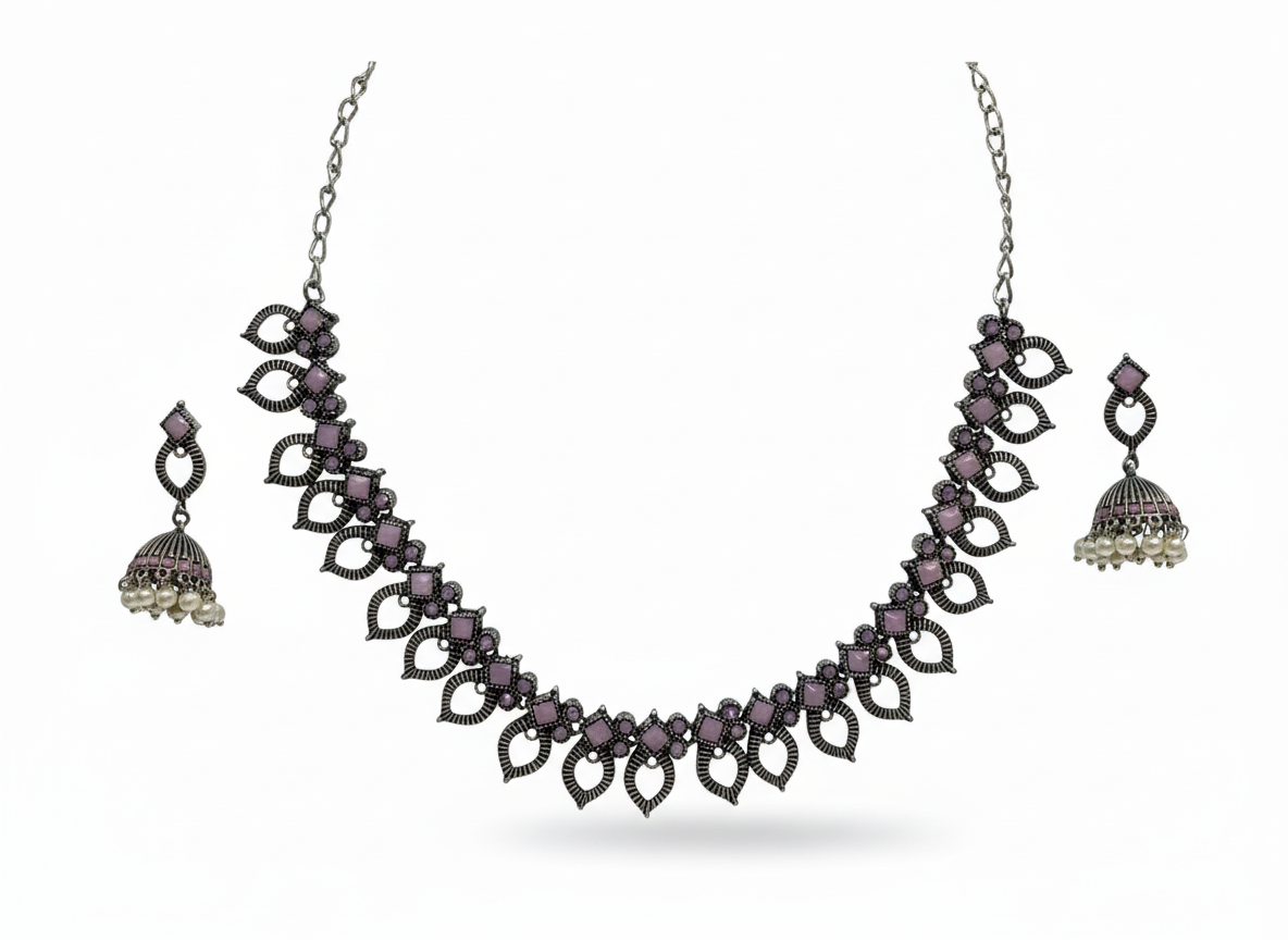 Collier en argent oxydé orné de pierres violettes douces