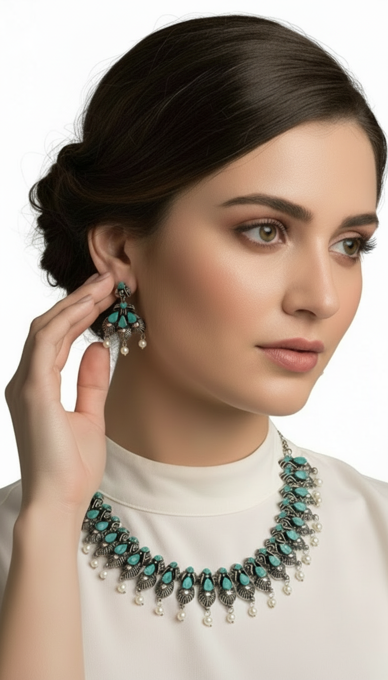 Collier traditionnel en métal oxydé orné de pierres turquoise pastel vert d'eau